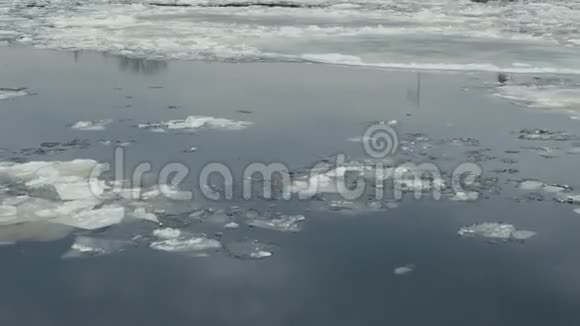 俄罗斯圣彼得堡涅瓦河上漂浮的冰视频的预览图