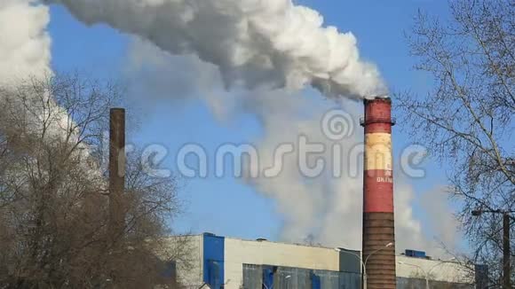 工厂冬天早晨的烟雾和蓝天视频的预览图