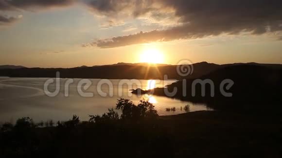 马斯科卡湖上金色夕阳的时间流逝视频的预览图
