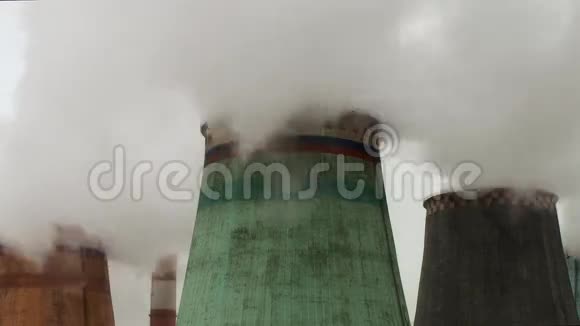 蒸汽从火力发电厂的冷却塔中排出视频的预览图