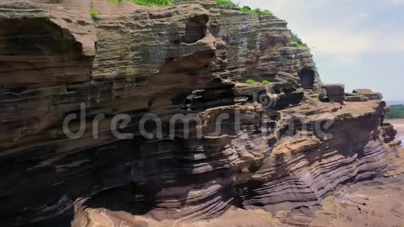 韩国济州岛永美里海岸步道鸟瞰图侵蚀形成的粗地质组视频的预览图
