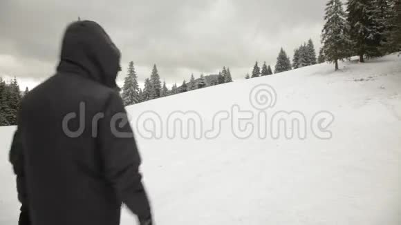 男人和女人在冬山徒步视频的预览图