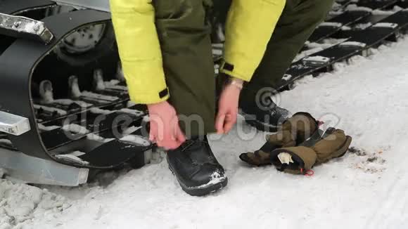滑雪者坐在冬季穿靴子的技巧上视频的预览图