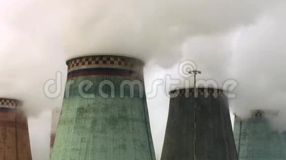 蒸汽从火力发电厂的冷却塔中排出视频的预览图