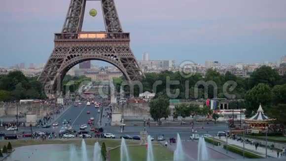 法国巴黎晚上在特罗卡德罗和埃菲尔铁塔的喷泉时间流逝视频的预览图