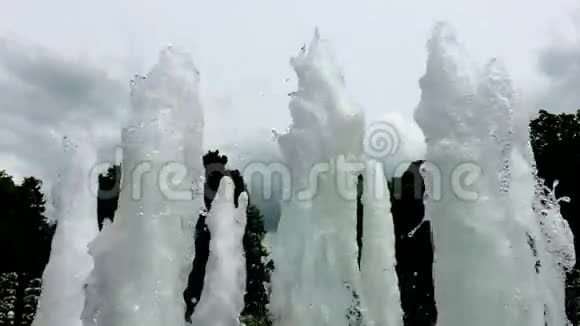 天空中的水中的泡沫视频的预览图