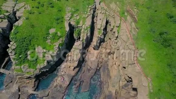 韩国济州岛永美里海岸步道鸟瞰图侵蚀形成的粗地质组视频的预览图