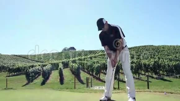 克雷恩射中一名男子高尔夫球手他用高尔夫球杆和高尔夫球杆打了一个白色的高尔夫球视频的预览图
