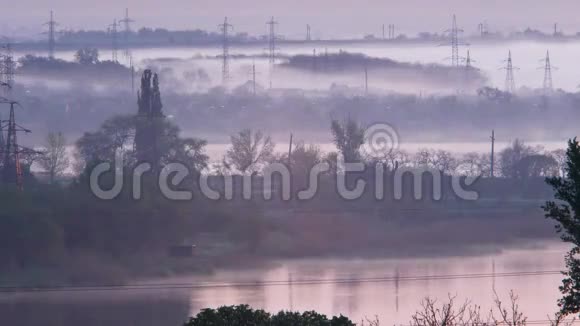雾蒙蒙的早晨郊区河视频的预览图