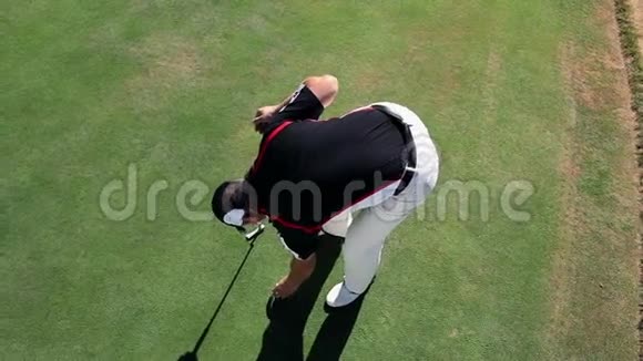 克雷恩射中一名男子高尔夫球手他用高尔夫球杆和高尔夫球杆打了一个白色的高尔夫球视频的预览图