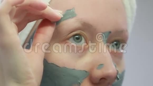 做化妆面具的女人视频的预览图