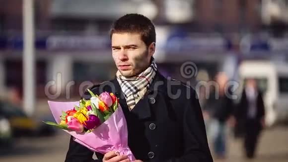 一个男人带着鲜花在城里等着他的女人视频的预览图