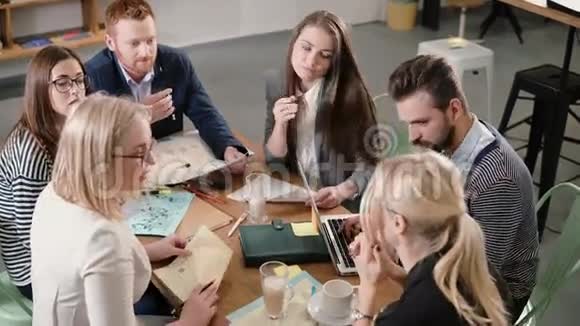 创意商业团队在一个现代化的创业办公室的桌子上女领导讲解项目细节视频的预览图