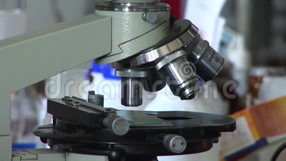 研究人员在实验室里用显微镜观察视频的预览图