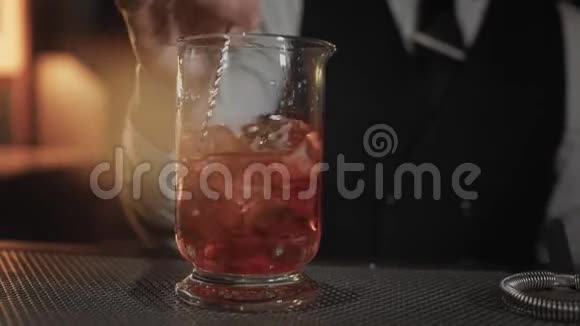 酒保展示了他的混合饮料艺术视频的预览图
