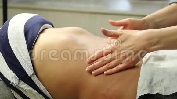 女医生给病人做腹部按摩临床上的止痒按摩慢动作视频的预览图