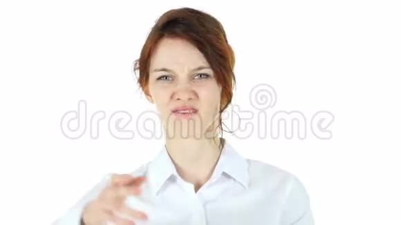 愤怒的心烦意乱的女人白色的背景视频的预览图