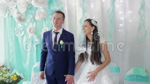 新娘和新郎在他们的婚礼上鼓掌欢笑和视频的预览图