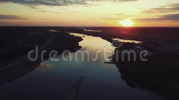 立陶宛考纳斯两条河流汇合处的鸟瞰图视频的预览图