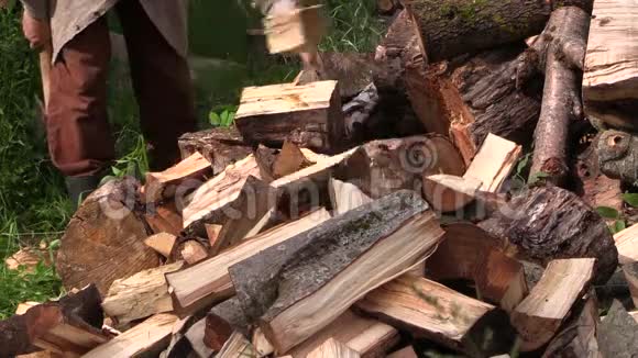在木柄附近用斧子厚木把手砍得紧紧的视频的预览图