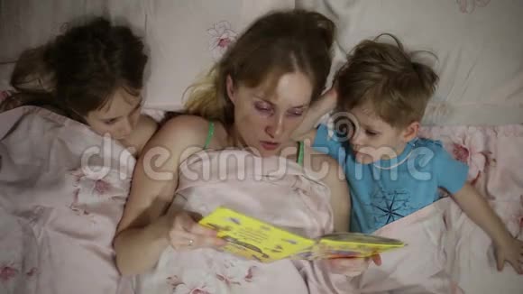 妈妈读这本书给儿子和女儿就寝时间视频的预览图