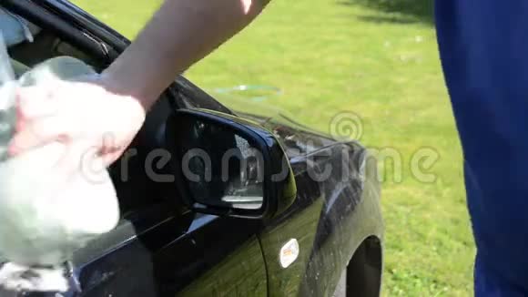男士贴身洗手洗车视频的预览图