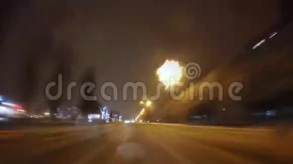 冬天下雪时汽车在夜间城市道路上行驶视频的预览图