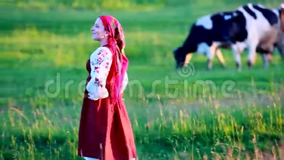 快乐的女孩走在绿色的草原上唱歌视频的预览图