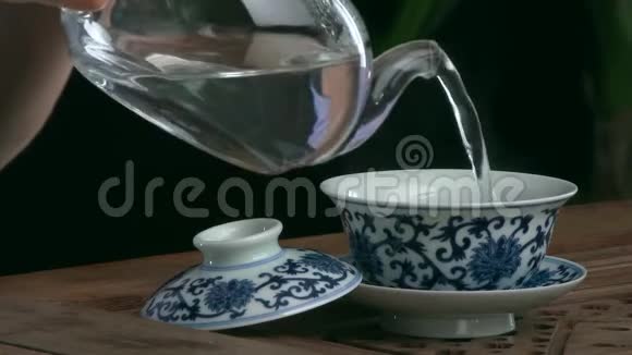 工艺冲泡茶茶道新冲泡红茶杯亚洲茶具上竹席特写中国人来自视频的预览图