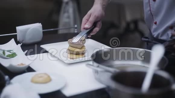 厨师在客人面前准备鹅肝视频的预览图