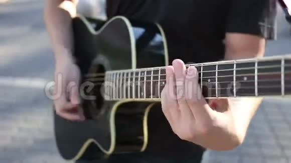 吉他手在街头演奏吉他视频的预览图