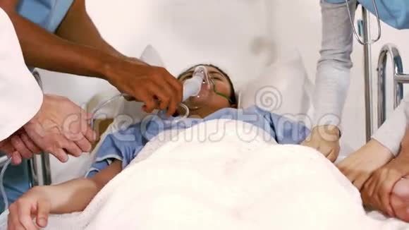 接受医疗小组氧气面罩的病人视频的预览图