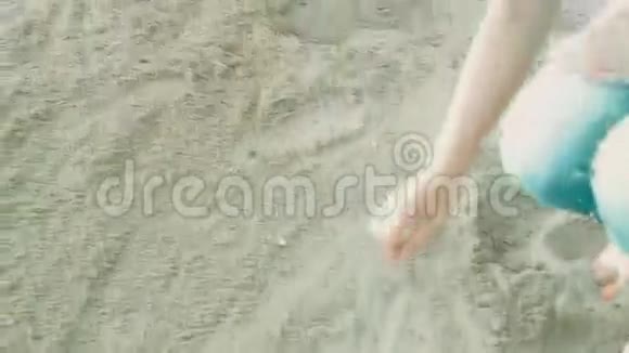 沙滩上的女孩沙滩上的水视频的预览图