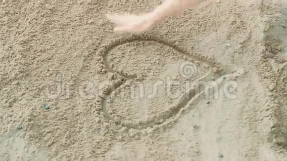 沙滩上的女孩沙滩上的水视频的预览图