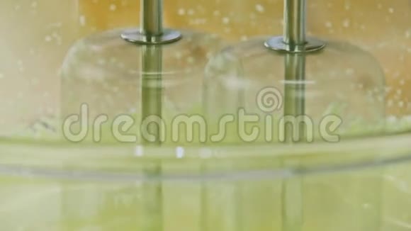 在玻璃碗中旋转手搅拌器视频的预览图