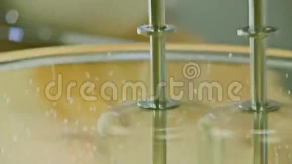 手搅拌机搅拌蛋糕面糊的旋转视频的预览图