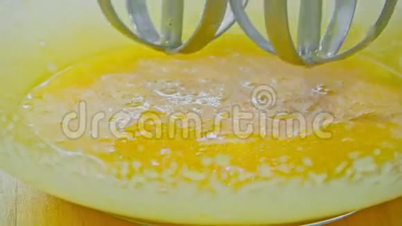 在玻璃碗里用手搅拌机做炒鸡蛋视频的预览图