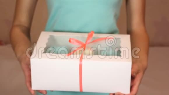 滑动相机拍摄黑手党的蓝白奶油特写一个穿着薄荷礼服的女孩拿着一盒礼物视频的预览图