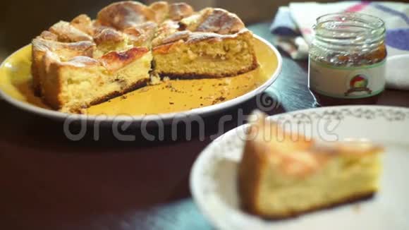 苹果派切片在盘子里在咖啡馆的盘子里切苹果蛋糕秋季甜点视频的预览图