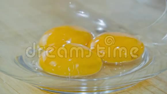玻璃碗中的蛋黄与手搅拌器混合视频的预览图