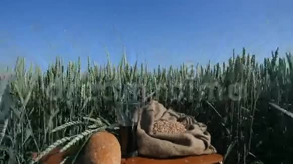 一杯克瓦斯和面包在麦田里视频的预览图
