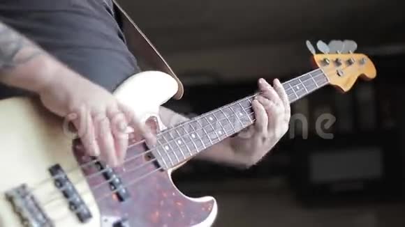 塔图演奏低音吉他的人视频的预览图
