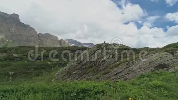 瑞士阿尔卑斯山圣伯纳迪诺山口的鸟瞰图视频的预览图