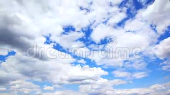 快速飘浮的白云视频的预览图