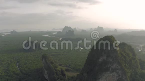 泰国亚洲丛林和山脉之间的河流4KDrone射击视频的预览图