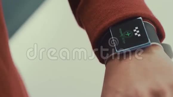 未来派智能手表技术视频的预览图
