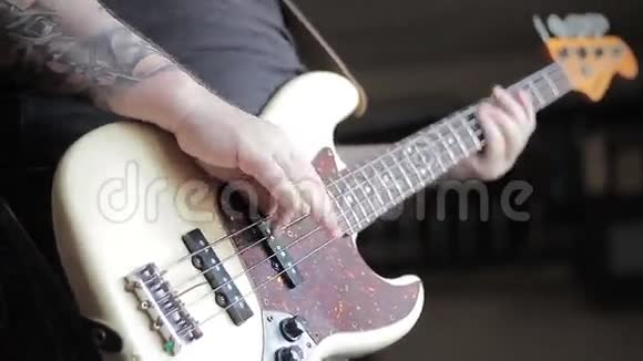 塔图演奏低音吉他的人视频的预览图