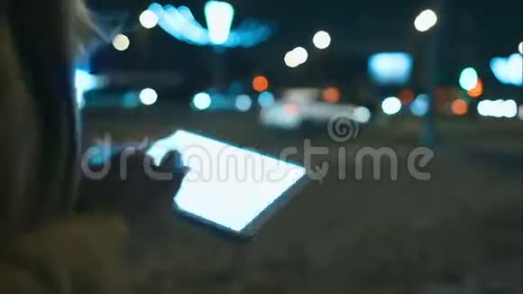 女人在城里散步时使用触摸板视频的预览图