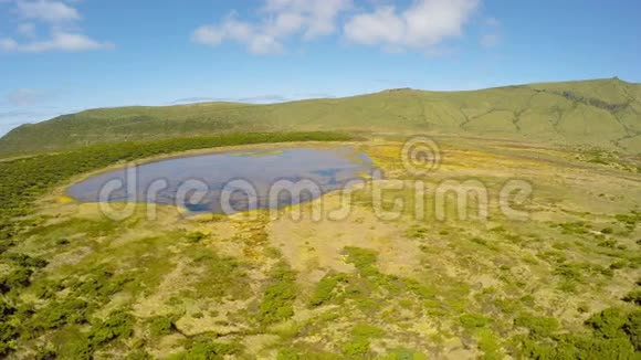 葡萄牙法亚尔的亚速尔火山布兰卡湖的空中录像视频的预览图