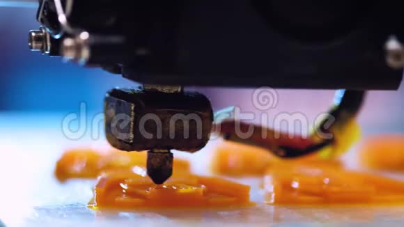 3D打印机用塑料丝丝印刷视频的预览图